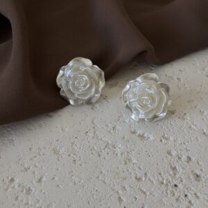 עגילי פרחים- לבנים